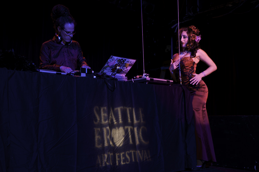 Dona dei Cuori gets intimate with the stage setup.