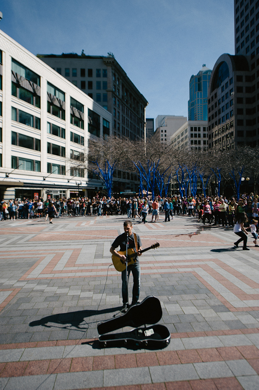 Over 1,500 dancers and tv-enthusiasts participated in the Glee-themed flash mobs that