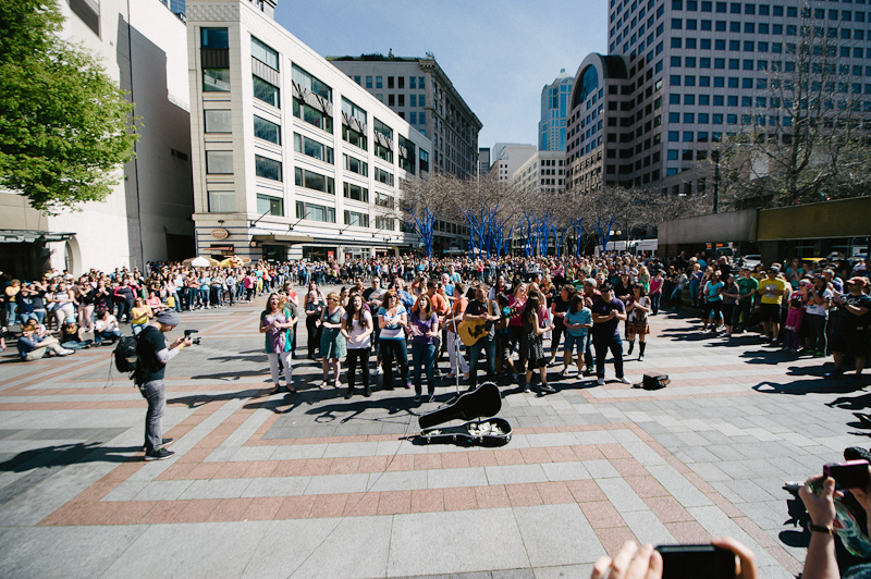 Over 1,500 dancers and tv-enthusiasts participated in the Glee-themed flash mobs that