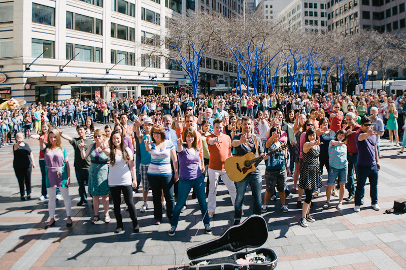 Over 1,500 dancers and tv-enthusiasts participated in the Glee-themed flash mobs that