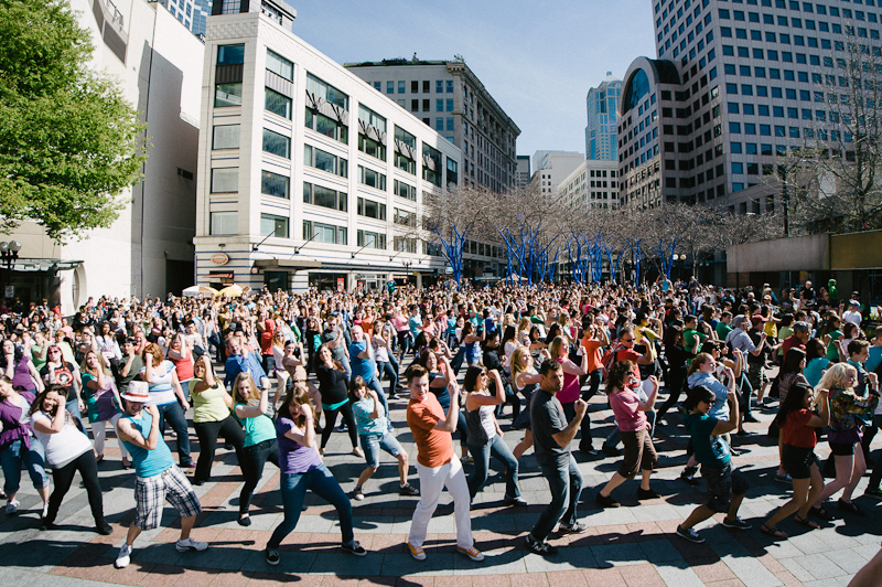 Over 1,500 dancers and tv-enthusiasts participated in the Glee-themed flash mobs that