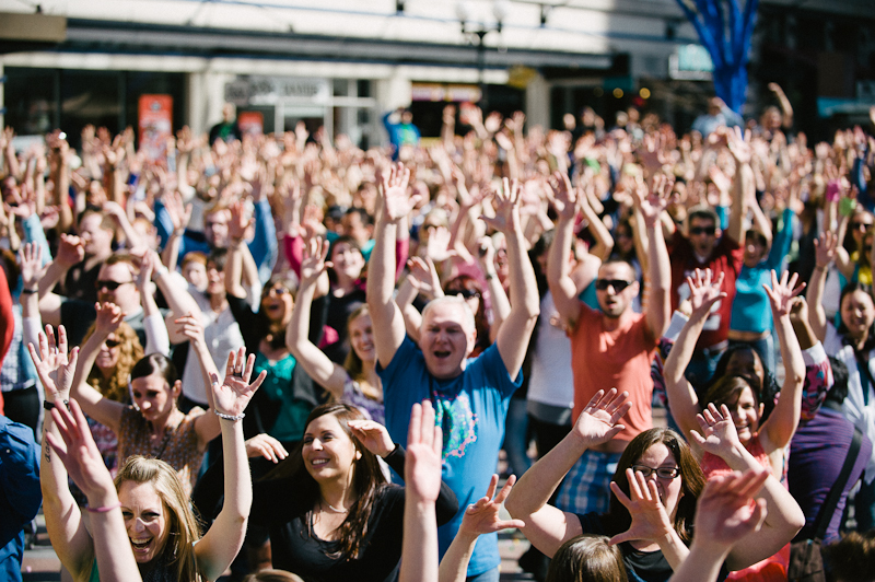 Over 1,500 dancers and tv-enthusiasts participated in the Glee-themed flash mobs that