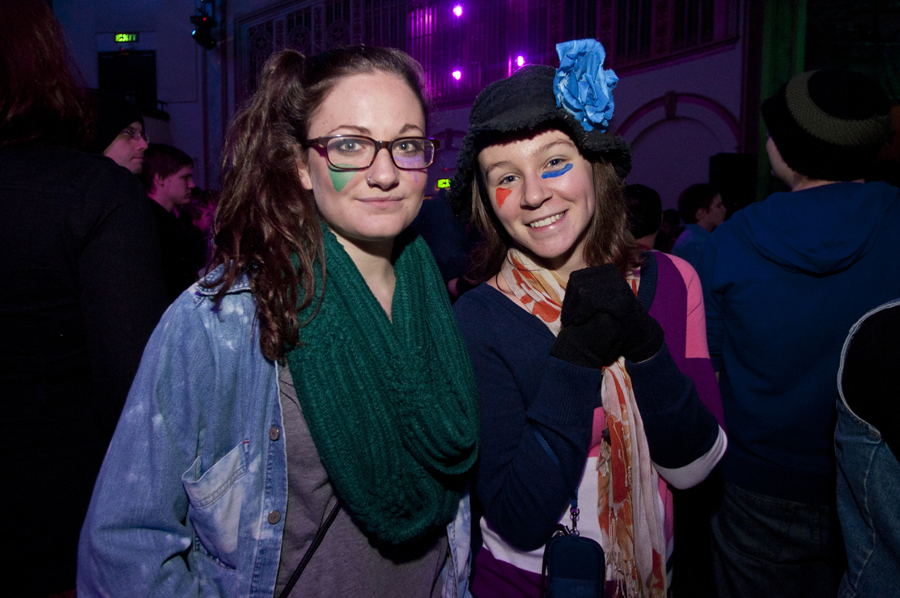 Crowd members donned Merrill's characteristic face paint shapes.