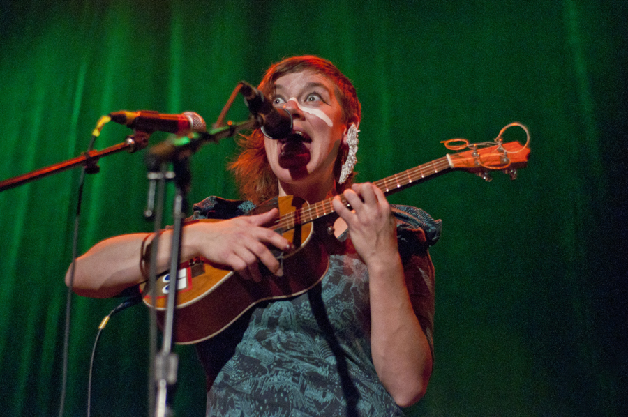 tUnE-yArDs perform with a unique and engaging energy.