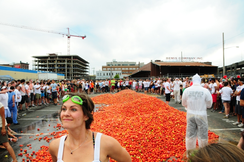 The group assembles around tens of thousands of tomatoes.