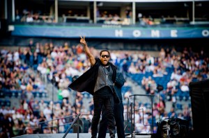 Lenny Kravitz hails a roaring crowd at Qwest Field.