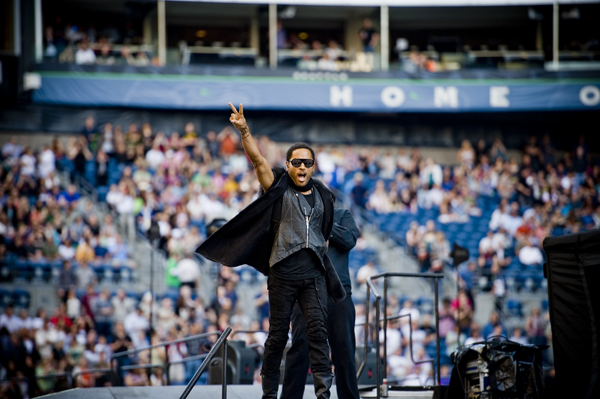 Lenny Kravitz hails a roaring crowd at Qwest Field.
