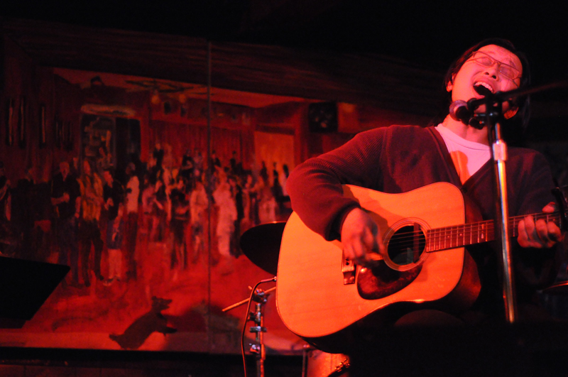 Each weekly show features different special guests. Tomo Nakayama (of Grand Hallway) opened this week.