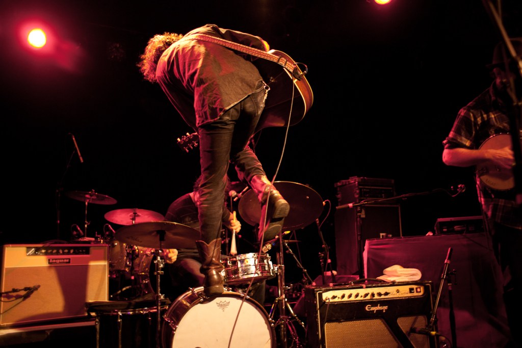 Still a serial lady killer, Rhett Miller and the boys from Texas