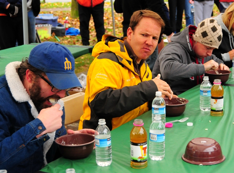While Seattle WeeklyaE™s Mike Seely politely eats with a spoon, KING-TVaE™s Drew Mikkelsen looks askance at competitors Lane and Morgan.
