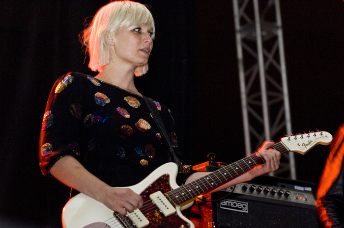 "Neko started her mainstage set a little shakily -- she looked great,