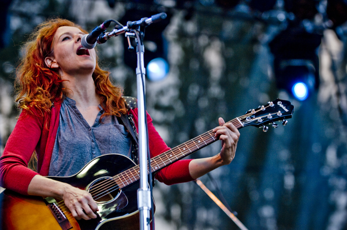 "Neko started her mainstage set a little shakily -- she looked great,