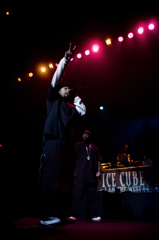 Snoop Dogg and Ice Cub lit up the Paramount last night. Fo'