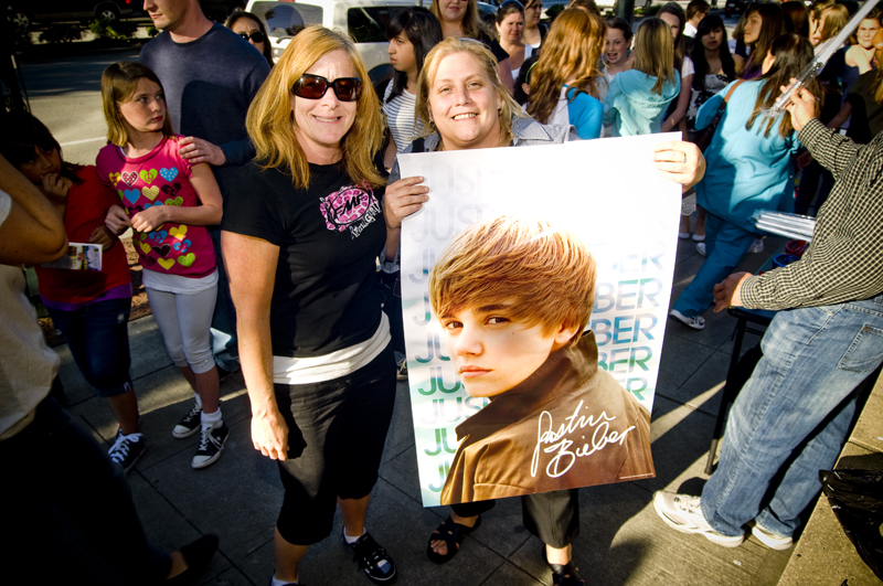 More than 8,500 screaming tweens (and a few adults) packed Everett's Comcast