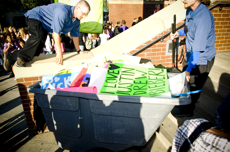 More than 8,500 screaming tweens (and a few adults) packed Everett's Comcast