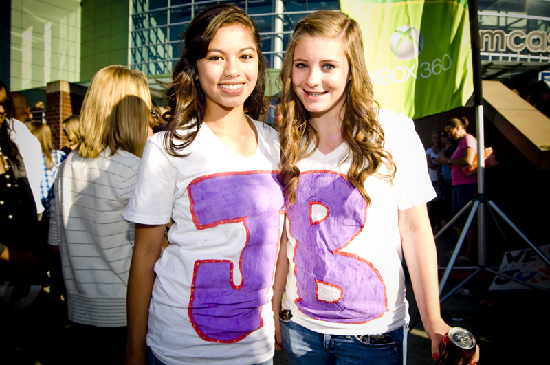 More than 8,500 screaming tweens (and a few adults) packed Everett's Comcast