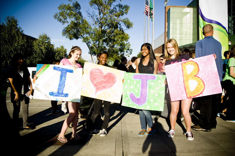 More than 8,500 screaming tweens (and a few adults) packed Everett's Comcast