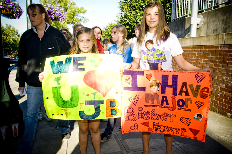 More than 8,500 screaming tweens (and a few adults) packed Everett's Comcast