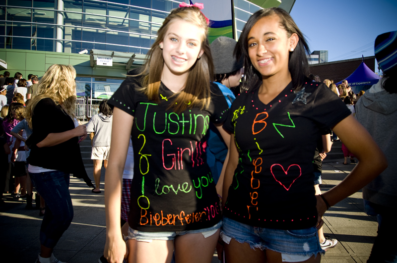 More than 8,500 screaming tweens (and a few adults) packed Everett's Comcast