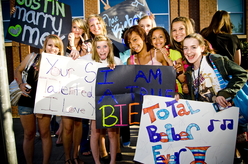 More than 8,500 screaming tweens (and a few adults) packed Everett's Comcast