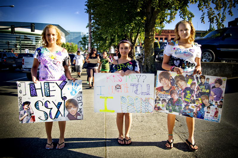 More than 8,500 screaming tweens (and a few adults) packed Everett's Comcast