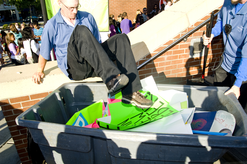 More than 8,500 screaming tweens (and a few adults) packed Everett's Comcast