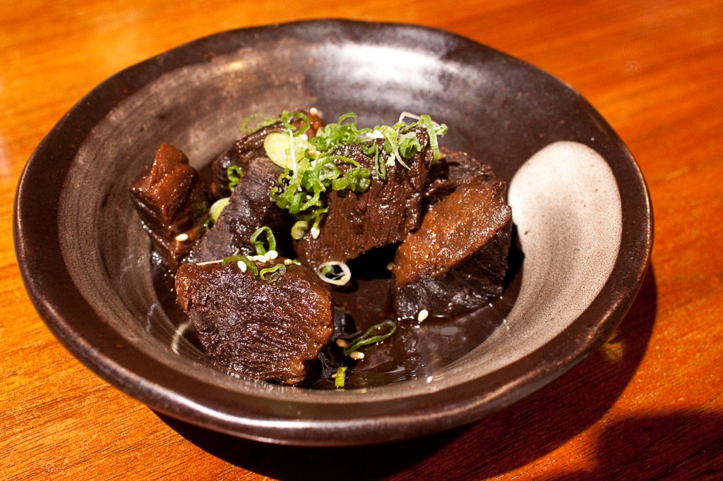 Complementary appetizer: stewed and marinated tuna.