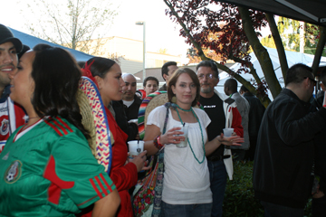 The rain did little to dampen the spirits of Cinco de Drinko
