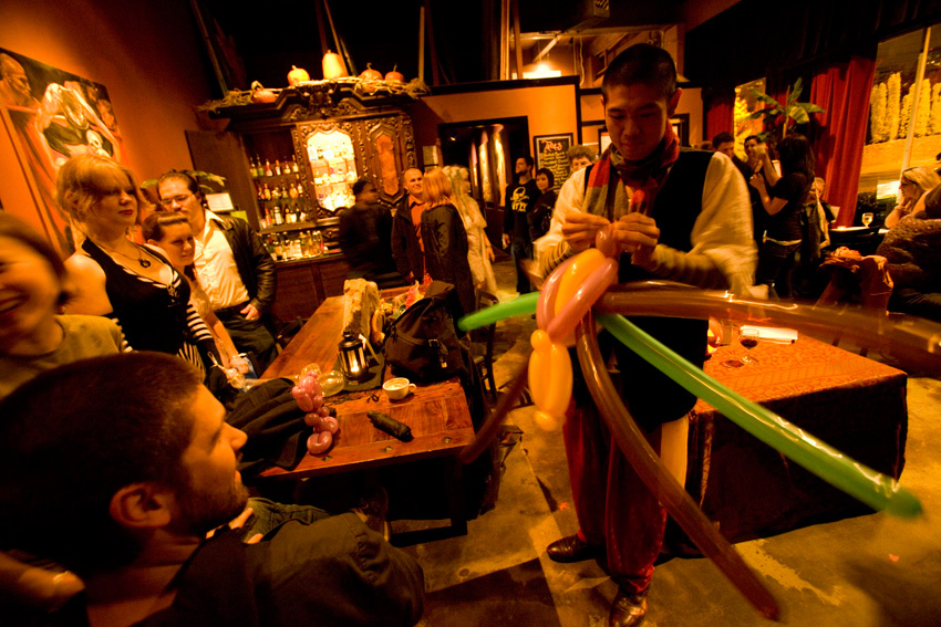 Back in the bistro the audience watches a balloon spider come to life.