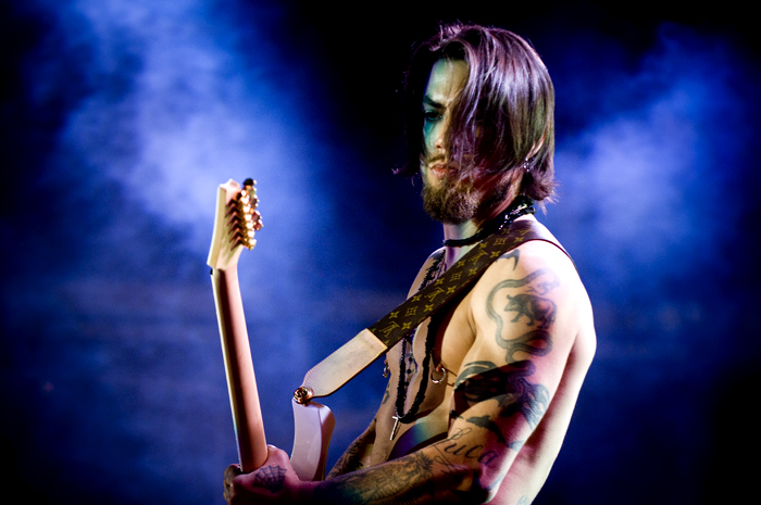 Dave Navarro is the sexiest man in rock 'n roll that I've come across in a long time. And I'll be dammed if I feel insecure about writing that.