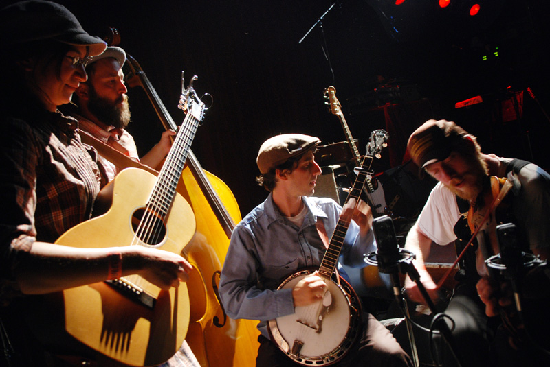 The Tall Boys String Band provides warm-up music.