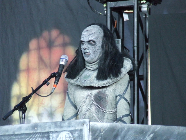 Lady Awade Paysant, on keyboards.