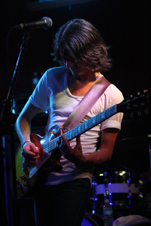 Locke riffs during Rooney's set. We never really had a hit in America, but in some ways I kind of think that's a good thing, said Carmine. Who knows if we'll have a hit song. Who knows. But I don't think it'll stop us from playing shows.