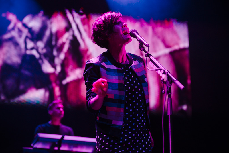 Canadian twin sisters Tegan and Sara kicked off the Main Stage on Sunday.