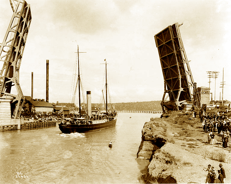 Above: SDOT bridge crew chief Joe Grande oversees the country’s busiest drawbridge. Inset: The Fremont Bridge tallies one of the first of its 652,444 openings.