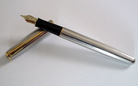 A Parker Sonnet pen with a solid gold nib, ideal for writing about the wealthy. By snowmanradio at en.wikipedia
