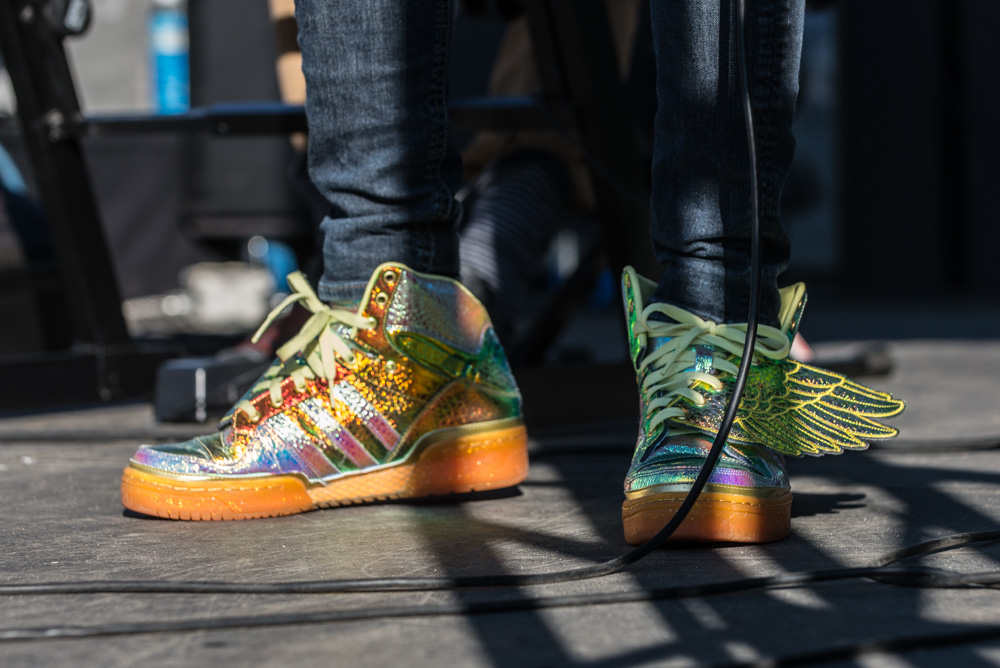 The Physics brought a sexy, sultry vibe, and just look at those winged shoes!