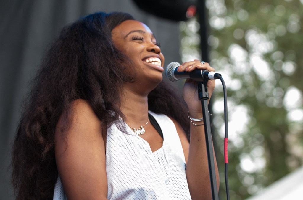 Sza showing us what she's made of as her voice carries over the crowd. Photo by Morgen Schuler
