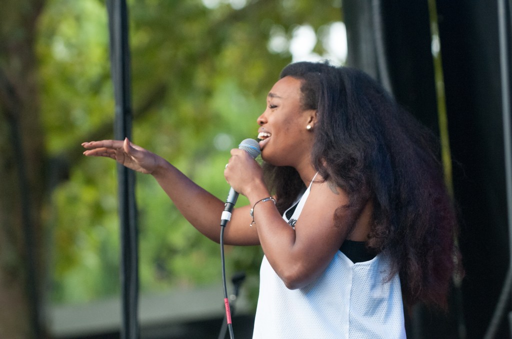 Sza showing us what she's made of as her voice carries over the crowd. Photo by Morgen Schuler
