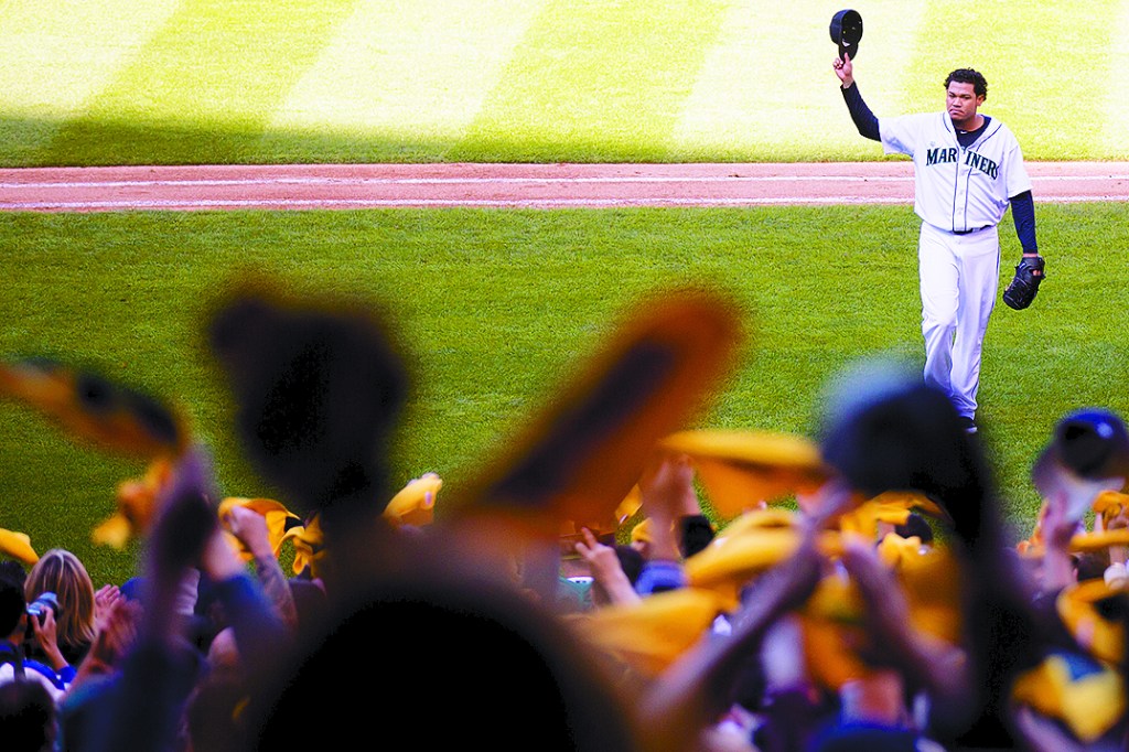 Hernandez receives a standing ovation from the crowd as he takes his leave in the sixth inning. Photo by Jeremy Dwyer-Lindgren