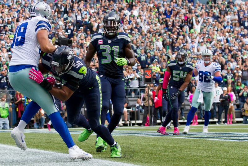 Dallas' Gavin Escobar catches a two-yard touchdown pass in the first quarter.