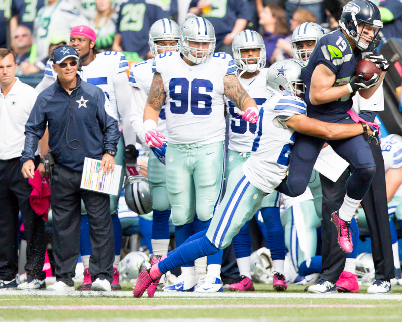 Seattle receiver Bryan Walters catches a five yard pass from Wilson in the second quarter.