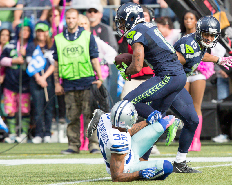 Percy Harvin compleetes a short pass for -4 yards at the end of the second quarter.