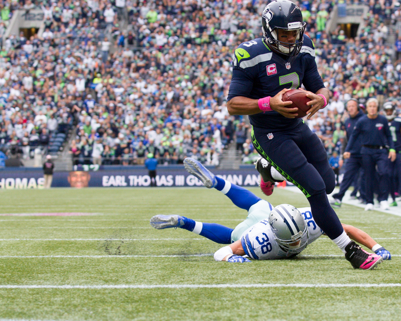 Seattle quarterback Russell Wilson rushes for a nine-yard touchdown to tie the game 17-17 in the third quarter.