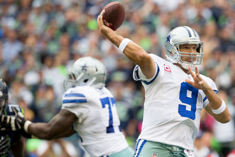 Dallas' Romo throws a five-yard pass to De Marco MurrayBryant in the fourth quarter.