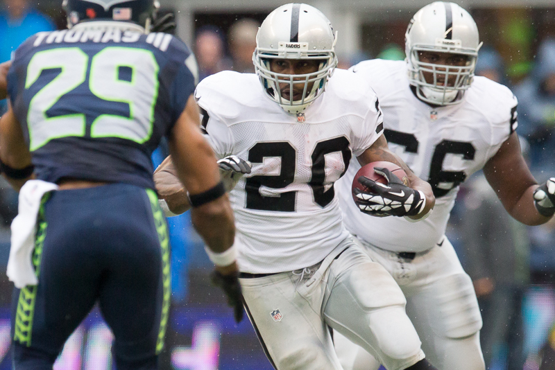 Raiders running back Darren McFadden runs for a 9-yard gain in the first quarter.