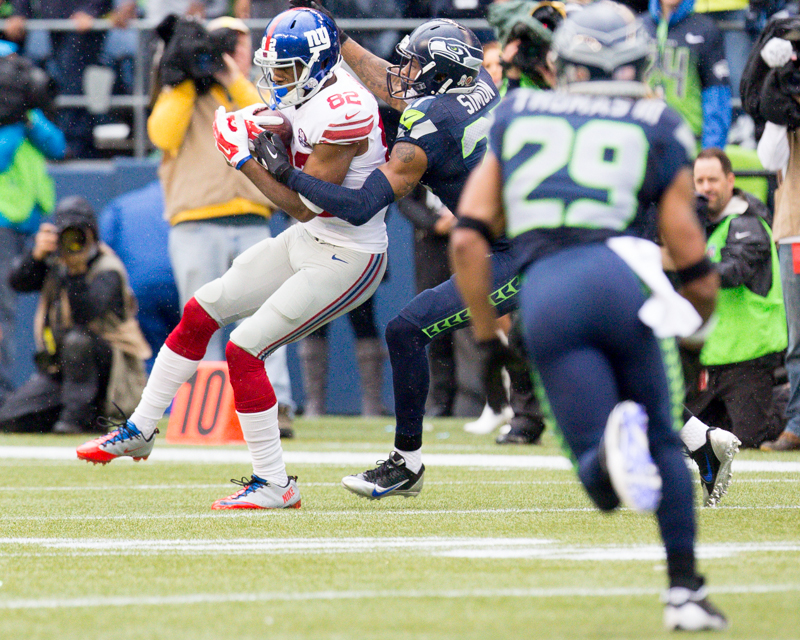 Giants receiver Rueben Randle completes a five-yard pass in the first quarter.