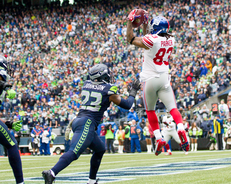 Giants receiver Preston Parker catches a six-yard pass for a touchdown in the first quarter.