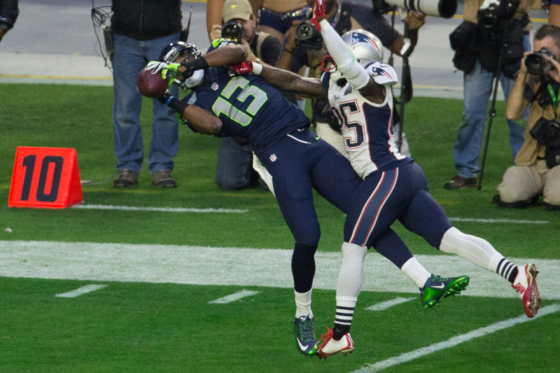 Chris Matthews catches a deep pass.
