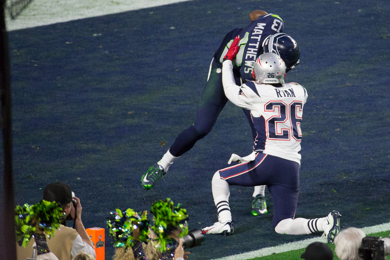 Chris Matthews comes up with a touchown in the first half for Seattle.